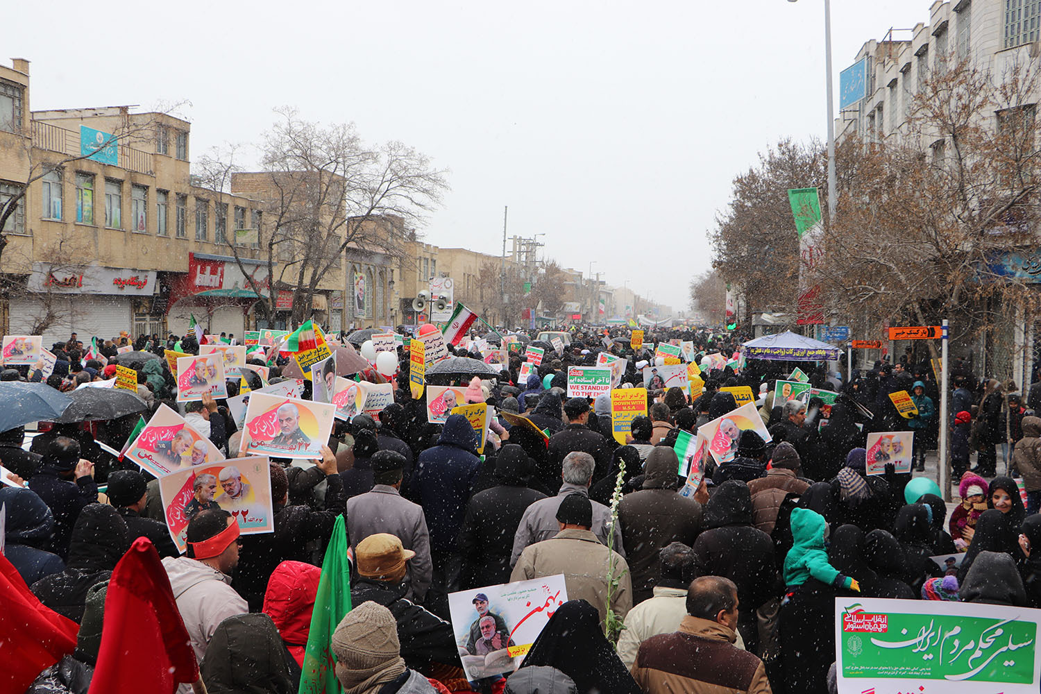 حضور حماسی مردم کلانشهر اراک در راهپیمایی ۲۲بهمن