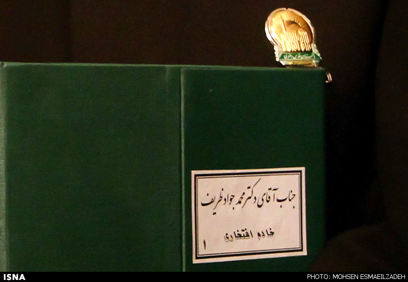 امضای ظریف در محضر برادران امام رضا (ع)