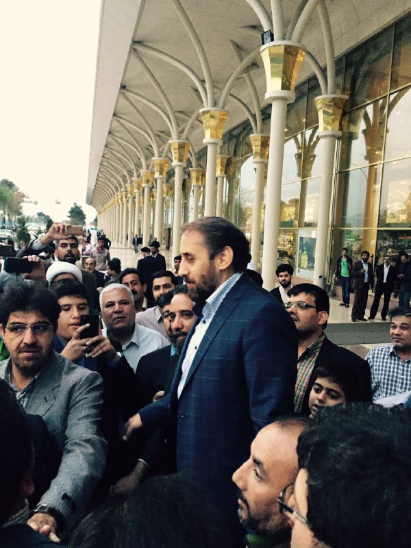 استقبال با گل و شعر از مداحی که شکوفه لبخند بر لبهای رهبر نشاند + عکس استقبال با گل و شعر از مداحی که شکوفه لبخند بر لبهای رهبر نشاند + عکس