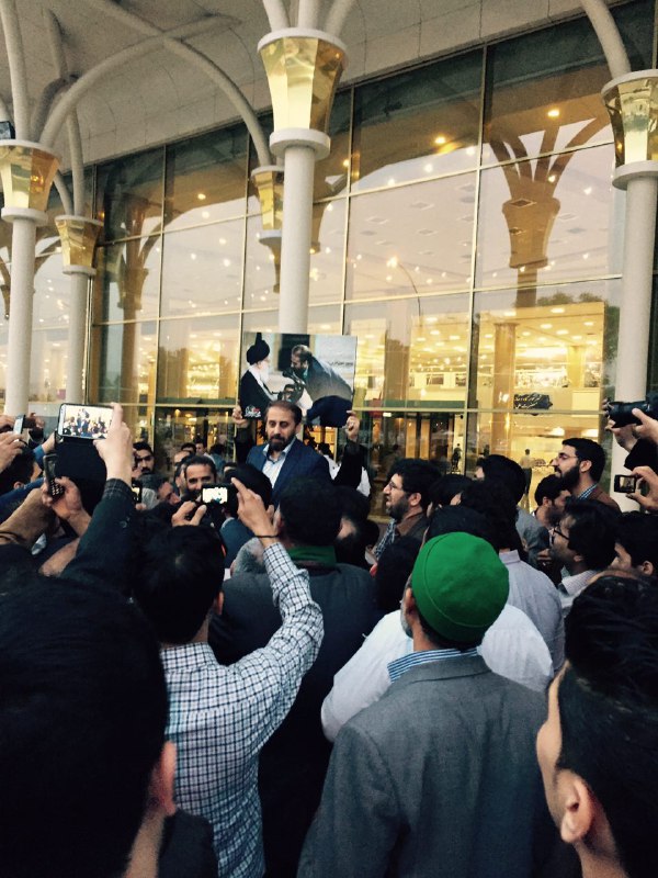 استقبال با گل و شعر از مداحی که شکوفه لبخند بر لبهای رهبر نشاند + عکس استقبال با گل و شعر از مداحی که شکوفه لبخند بر لبهای رهبر نشاند + عکس