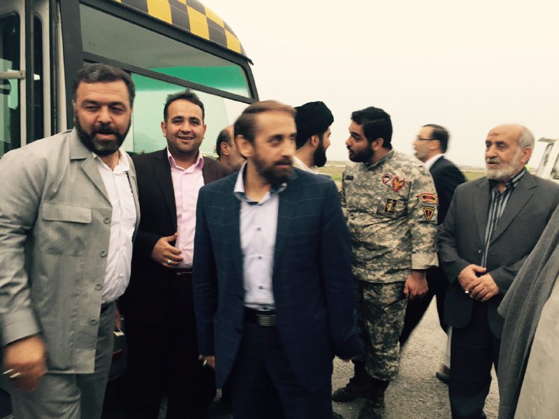 استقبال با گل و شعر از مداحی که شکوفه لبخند بر لبهای رهبر نشاند + عکس استقبال با گل و شعر از مداحی که شکوفه لبخند بر لبهای رهبر نشاند + عکس