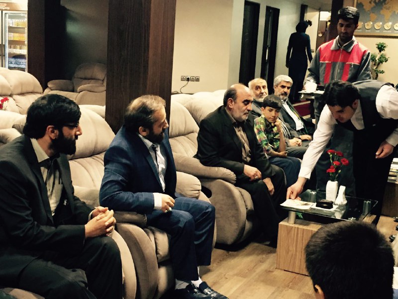 استقبال با گل و شعر از مداحی که شکوفه لبخند بر لبهای رهبر نشاند + عکس استقبال با گل و شعر از مداحی که شکوفه لبخند بر لبهای رهبر نشاند + عکس