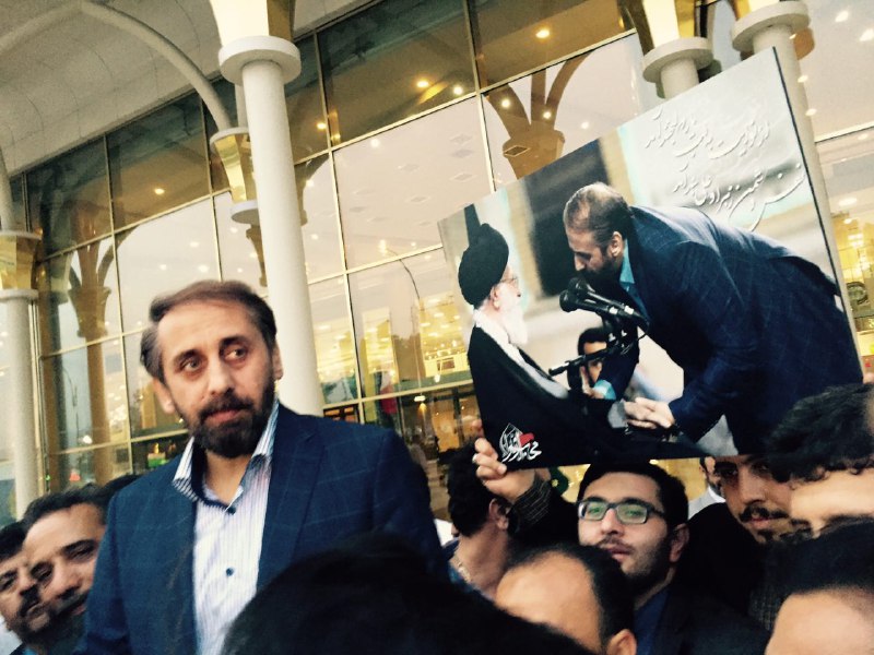 استقبال با گل و شعر از مداحی که شکوفه لبخند بر لبهای رهبر نشاند + عکس استقبال با گل و شعر از مداحی که شکوفه لبخند بر لبهای رهبر نشاند + عکس