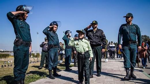 لبخندی که مهربانی پلیس بر لبان کودکان اهوازی نشاند