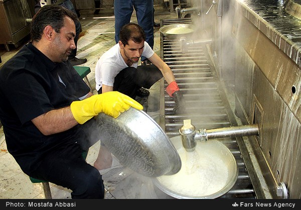 گزارش تصویری/ طبخ افطار در آشپزخانه رضوی گزارش تصویری/ طبخ افطار در آشپزخانه رضوی