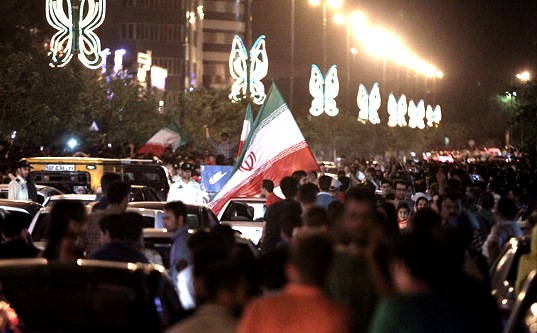 عکس روز: جشن خیابانی مردم اراک در شب رویایی والیبال ایران