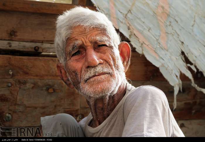 پیرمردی که به تنهایی «بلم» می سازد + تصاویر پیرمردی که به تنهایی «بلم» می سازد + تصاویر