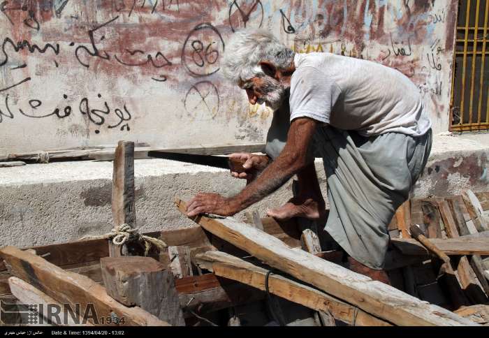 پیرمردی که به تنهایی «بلم» می سازد + تصاویر پیرمردی که به تنهایی «بلم» می سازد + تصاویر