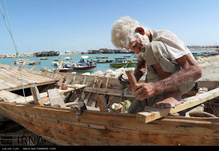 پیرمردی که به تنهایی «بلم» می سازد + تصاویر پیرمردی که به تنهایی «بلم» می سازد + تصاویر