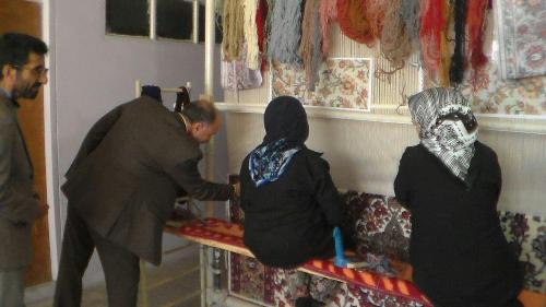 بازدید فرماندار اراک از کارگاه های بافندگی فرش موسسه خیریه طلوع فرجام نیک بازدید فرماندار اراک از کارگاه های بافندگی فرش موسسه خیریه طلوع فرجام نیک