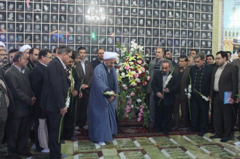 ما باید خدمت به مردم را سرلوحه امور خود قرار دهیم. ما باید خدمت به مردم را سرلوحه امور خود قرار دهیم.