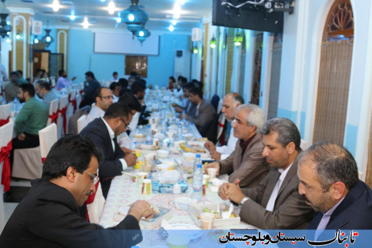 مددجویان کمیته امداد چابهار در کنار مدیران شهری/ سفره ای به رنگ وحدت و همدلی+ گزارش تصویری