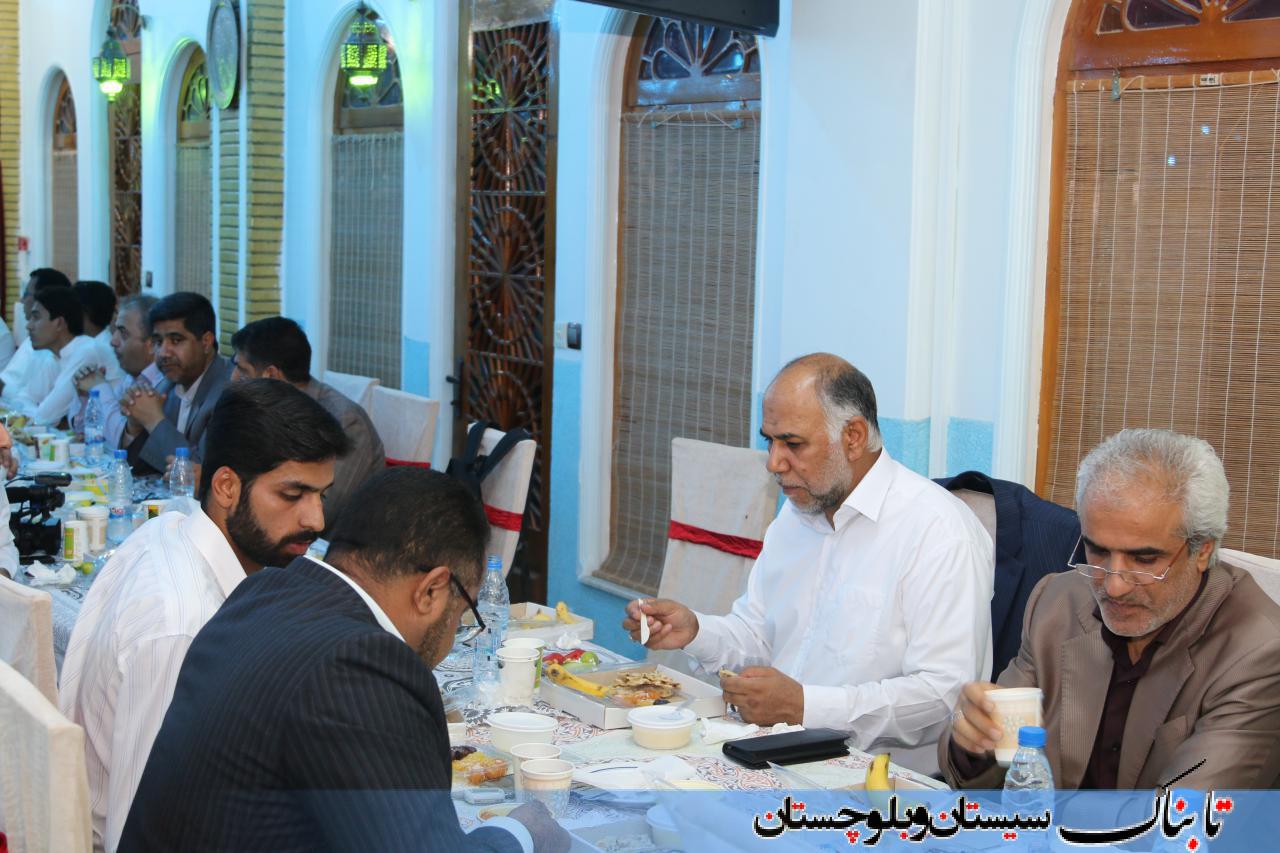 مددجویان کمیته امداد چابهار در کنار مدیران شهری/ سفره ای به رنگ وحدت و همدلی+ گزارش تصویری