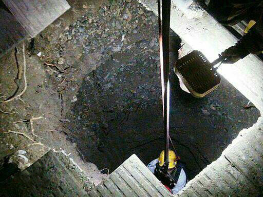 چاه کن در چاه محبوس شد چاه کن در چاه محبوس شد