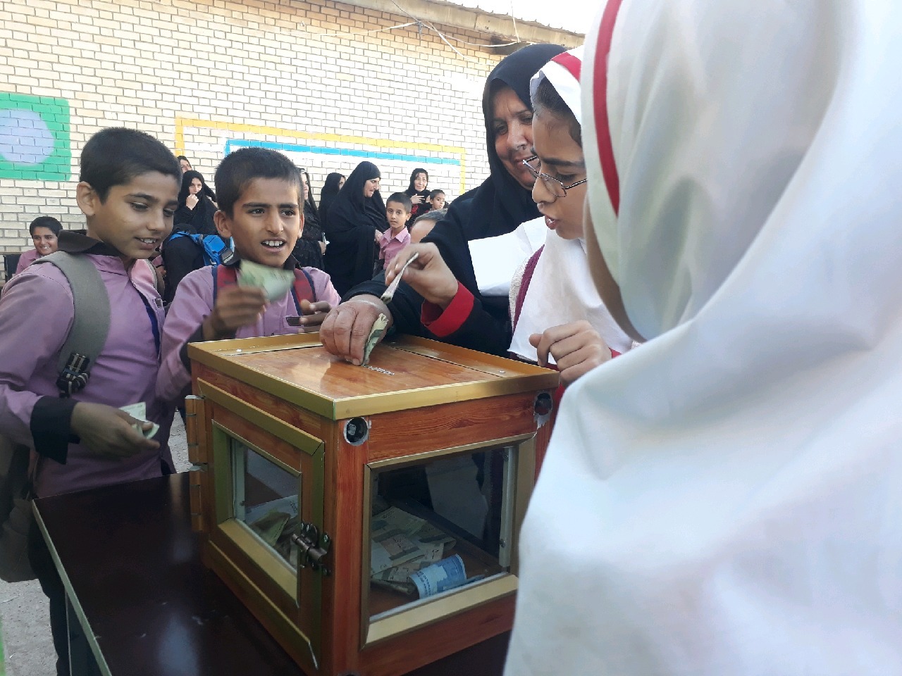 قلک همیاری طرحی برای تمرین نوعدوستی در یکی از مدارس لنده/ نعمت پور؛ باید در راه تربیت دانشآموزان عشق، همدلی، ادب و معرفت آموزش داده شود+تصاویر قلک همیاری طرحی برای تمرین نوعدوستی در یکی از مدارس لنده/ نعمت پور؛ باید در راه تربیت دانشآموزان عشق، همدلی، ادب و معرفت آموزش داده شود+تصاویر