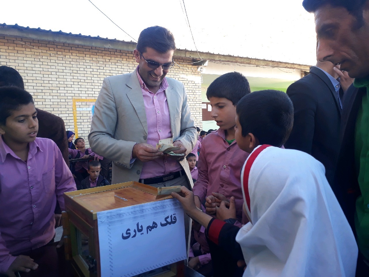 قلک همیاری طرحی برای تمرین نوعدوستی در یکی از مدارس لنده/ نعمت پور؛ باید در راه تربیت دانشآموزان عشق، همدلی، ادب و معرفت آموزش داده شود+تصاویر قلک همیاری طرحی برای تمرین نوعدوستی در یکی از مدارس لنده/ نعمت پور؛ باید در راه تربیت دانشآموزان عشق، همدلی، ادب و معرفت آموزش داده شود+تصاویر