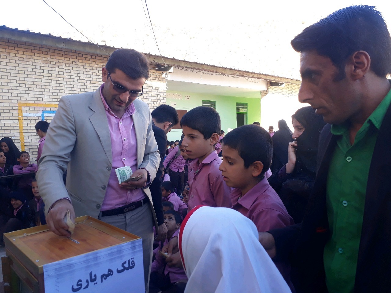 قلک همیاری طرحی برای تمرین نوعدوستی در یکی از مدارس لنده/ نعمت پور؛ باید در راه تربیت دانشآموزان عشق، همدلی، ادب و معرفت آموزش داده شود+تصاویر قلک همیاری طرحی برای تمرین نوعدوستی در یکی از مدارس لنده/ نعمت پور؛ باید در راه تربیت دانشآموزان عشق، همدلی، ادب و معرفت آموزش داده شود+تصاویر