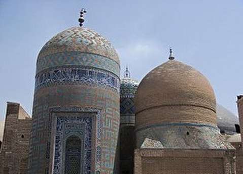 معرفی آثار تاریخی و جاذبه های گردشگری استان اردبیل/مقبره شیخ صفی الدین اردبیلی، خانه تاریخی وکیل الرعایا، سنگ نبشته ساسانی، حمام پیرزرگر