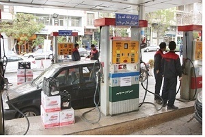عدم رعایت اصول بهداشتی در پمپ بنزینها/ نه دستکشی دارند نه ماسک؛ چگونه سوخت بزنند!؟