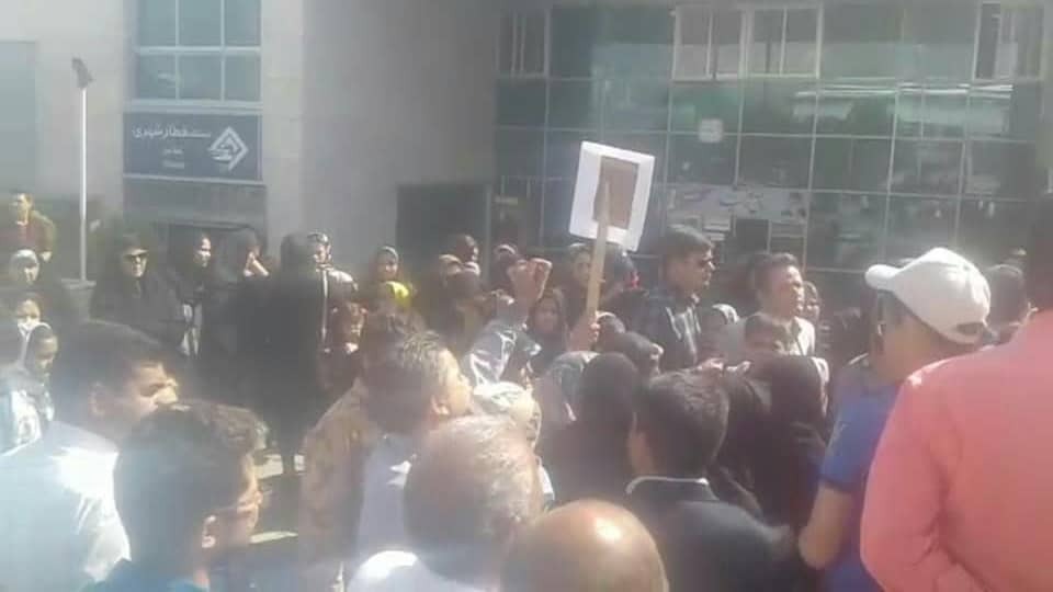 تجمع سهامداران اتوبوسرانی مقابل ایستگاه مترو مشهد