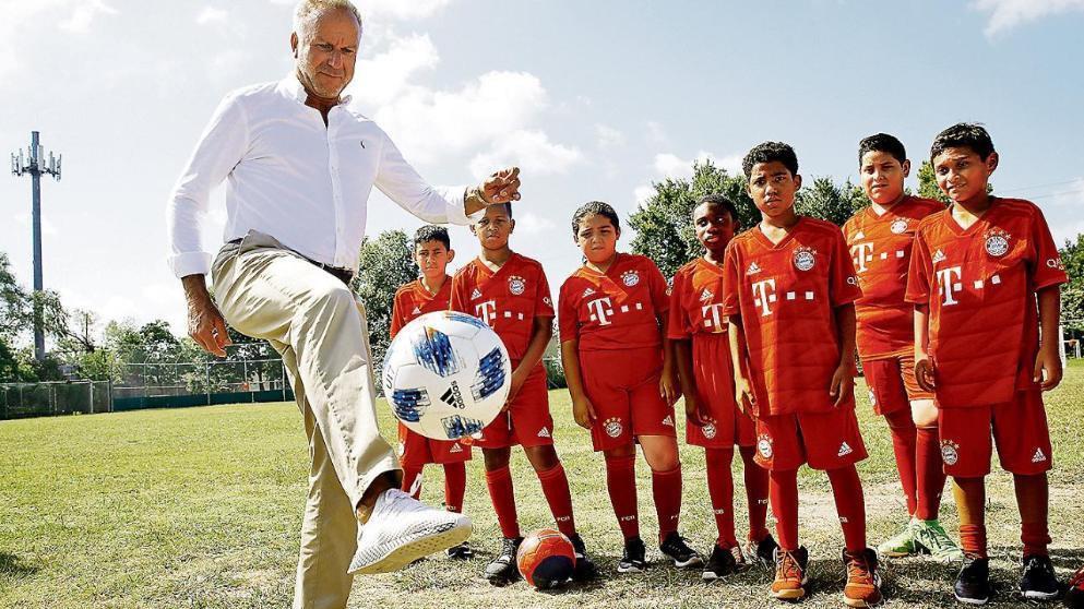معاون بایرن مونیخ برای کودکان کلاس فوتبال گذاشت + عکس معاون بایرن مونیخ برای کودکان کلاس فوتبال گذاشت + عکس