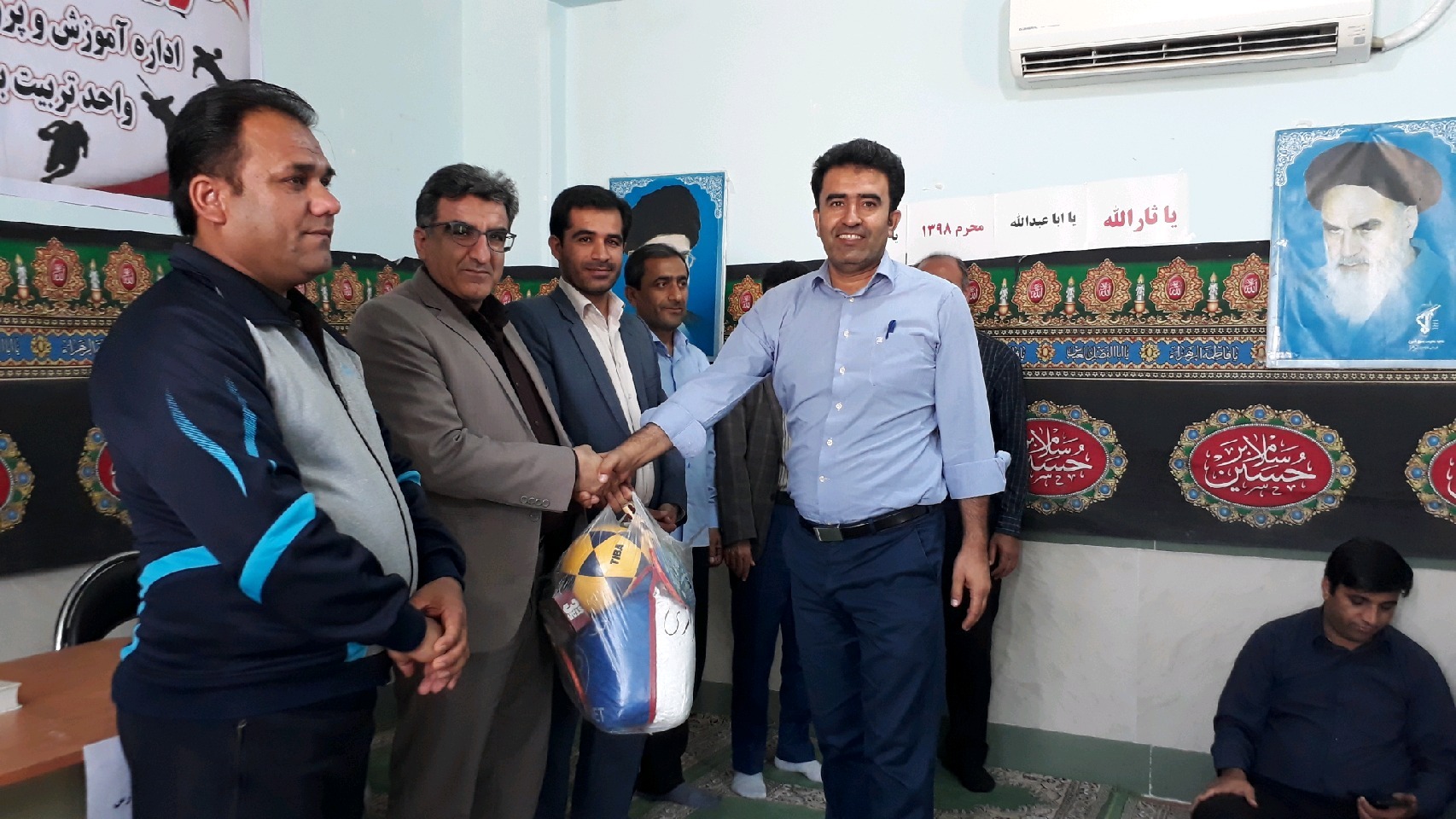 تجهیز ۹۰ مدرسه شهرستان لنده به وسایل ورزشی در آستانه سال نو+تصاویر تجهیز ۹۰ مدرسه شهرستان لنده به وسایل ورزشی در آستانه سال نو+تصاویر