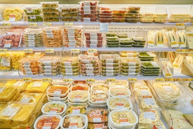 هنگام خرید مواد غذایی به شرایط نگهداری، تاریخ تولید و انقضا توجه کنید هنگام خرید مواد غذایی به شرایط نگهداری، تاریخ تولید و انقضا توجه کنید