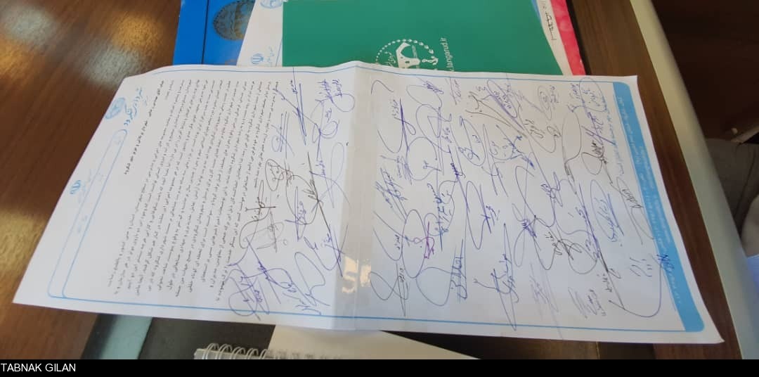 اقدام جالب کارکنان یک شهرداری در گیلان برای ماندن شهردارشان! +تصاویر اقدام جالب کارکنان یک شهرداری در گیلان برای ماندن شهردارشان! +تصاویر