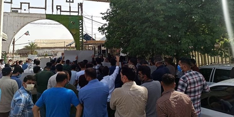 جشن دانشجویان بسیجی تهرانی و اهوازی برای خلع ید مالک نیشکر هفت تپه