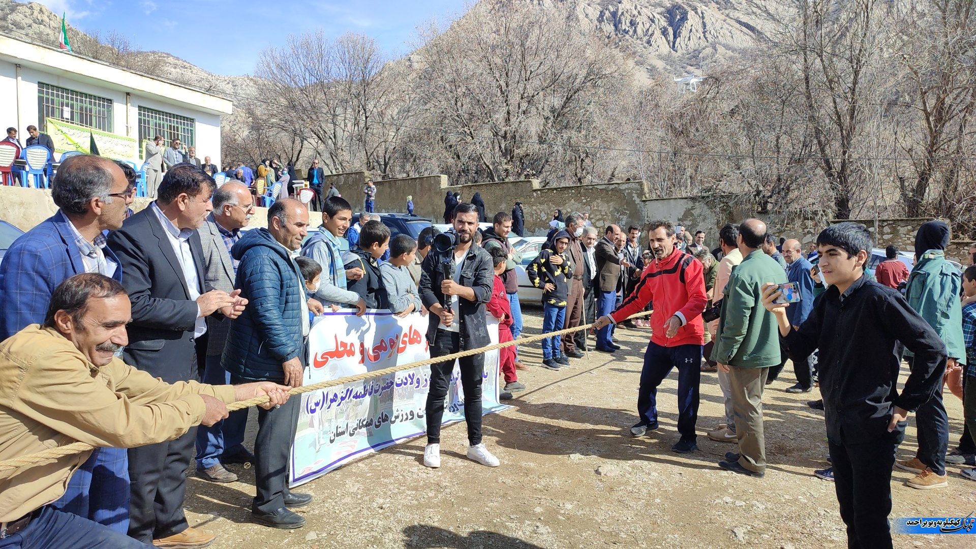 گزارش تابناک از میز خدمت جهادی دستگاه ها در روستای کوشک / یک اقدام نادر فرهنگی در حاشیه سفر مسئولین به مناطق / مردم چه می گویند ؟ + فیلم
