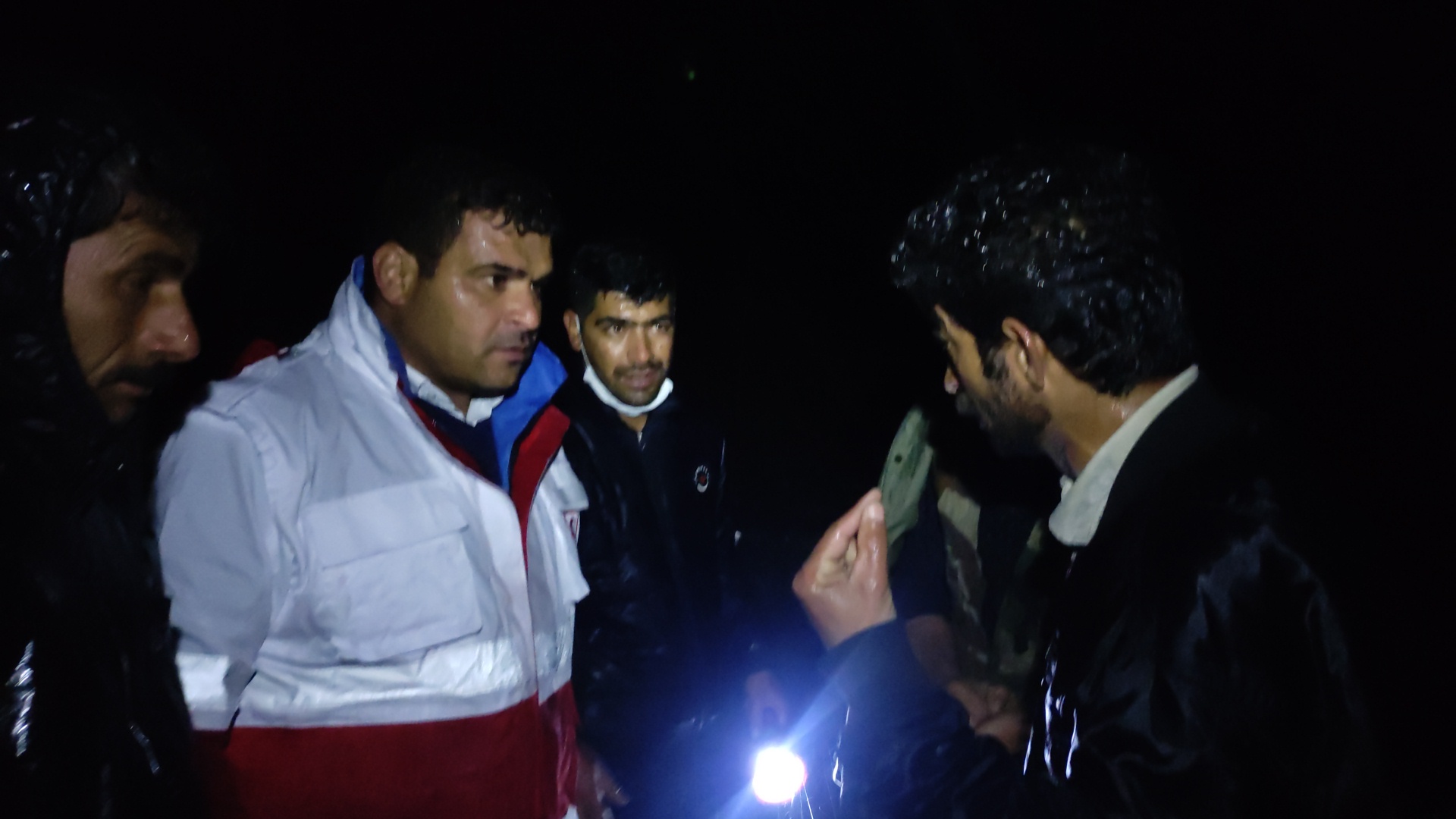 بازدید میدانی بخشدار مرکزی از منازل آسیب دیده بازدید میدانی بخشدار مرکزی از منازل آسیب دیده