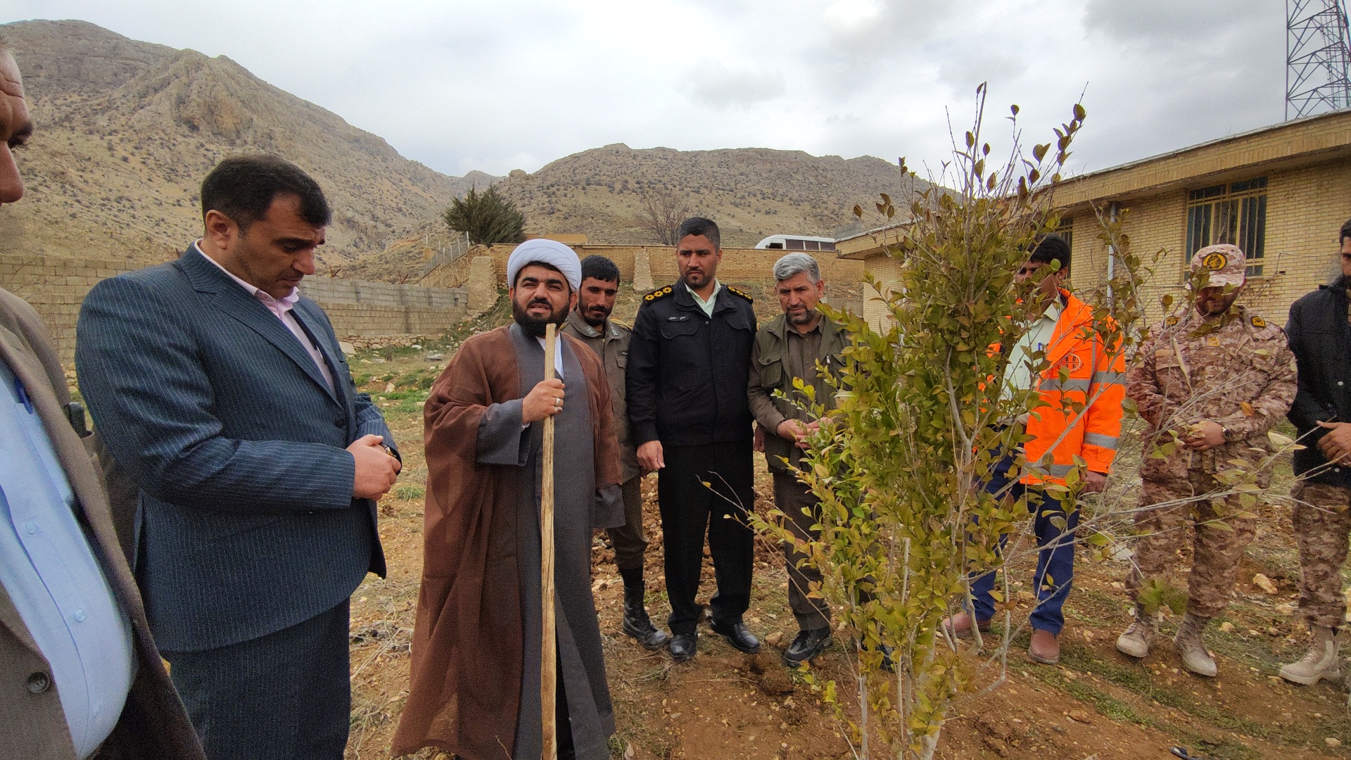 غرس نهال توسط مسئولان در مارگون غرس نهال توسط مسئولان در مارگون