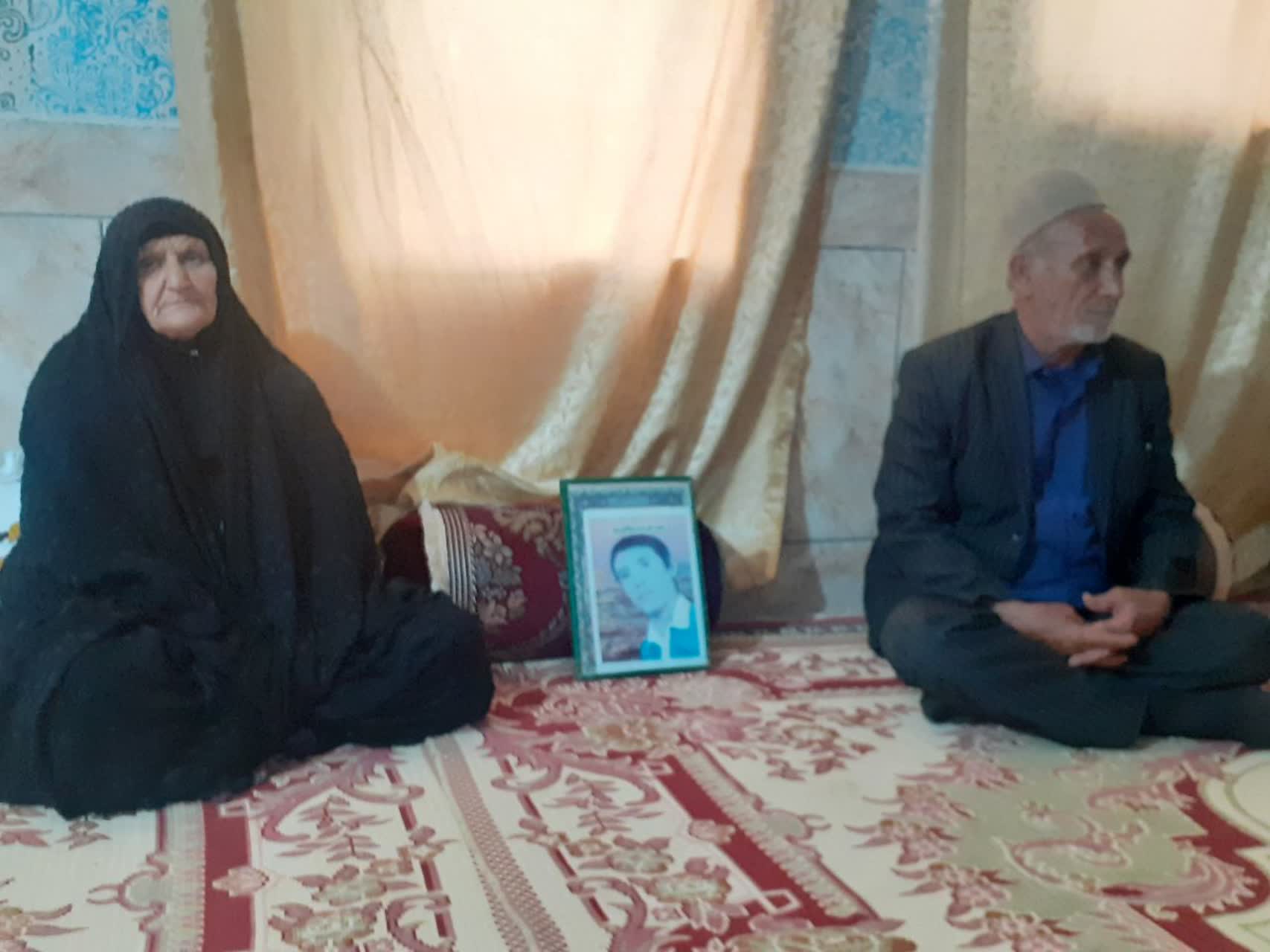 تجلیل فرماندار و مسئولان مارگون از خانواده شهدا تجلیل فرماندار و مسئولان مارگون از خانواده شهدا