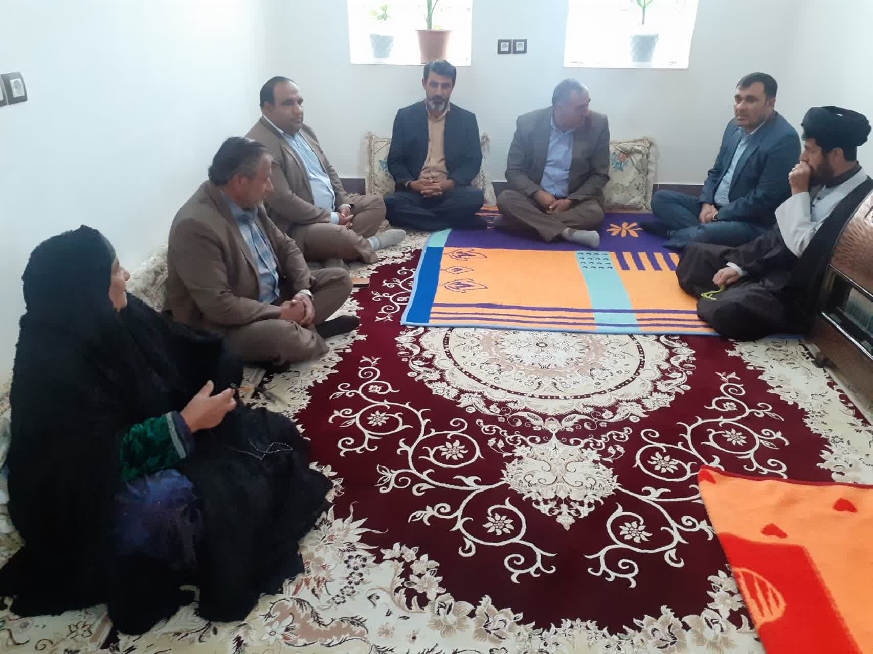 تجلیل فرماندار و مسئولان مارگون از خانواده شهدا تجلیل فرماندار و مسئولان مارگون از خانواده شهدا