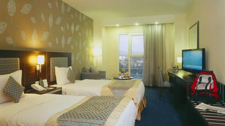 هتل های محبوب کرمانشاه اتاق 2 تخته تویین در هتل پارسیان کرمانشاه