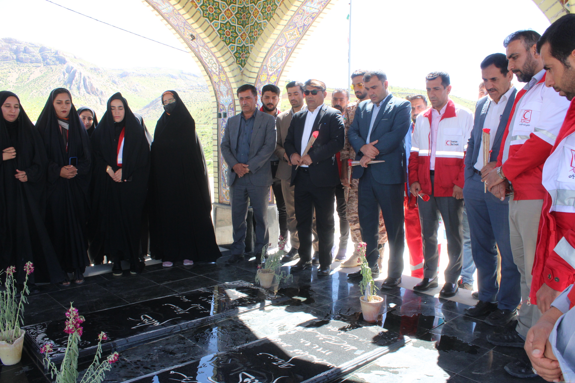 غبار روبی گلزار شهدا بمناسبت هفته هلال احمر در مارگون غبار روبی گلزار شهدا بمناسبت هفته هلال احمر در مارگون