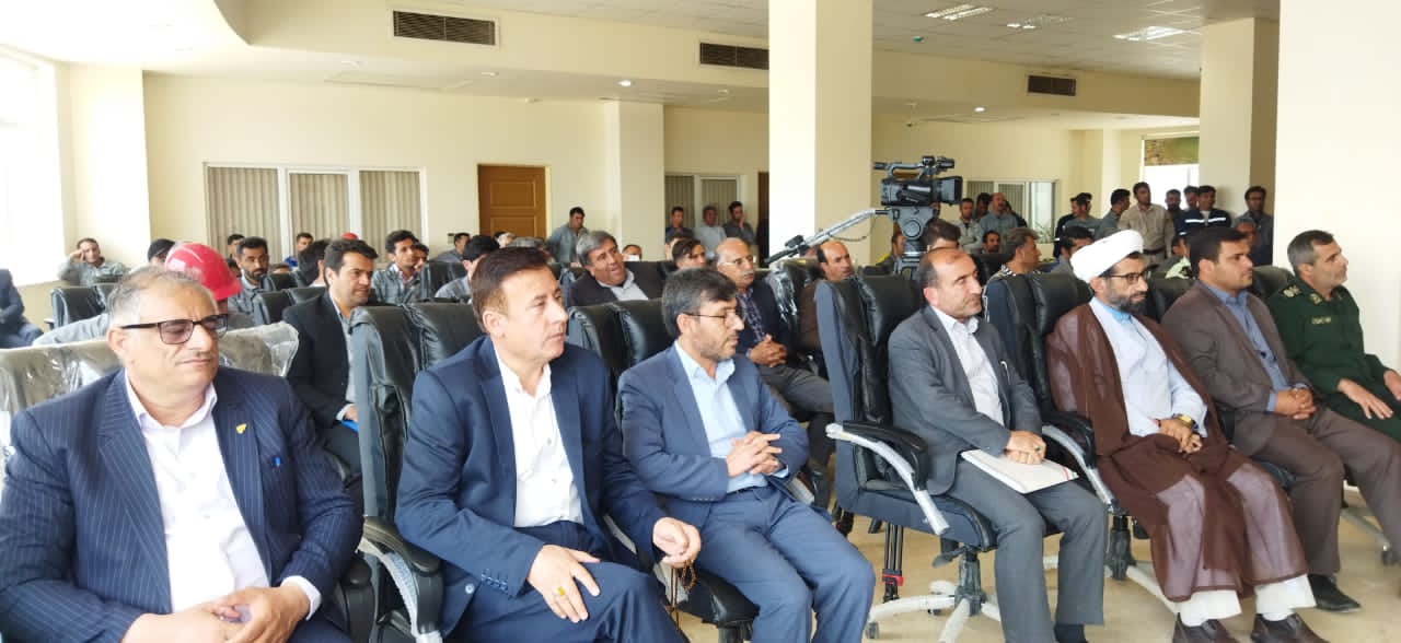 تجلیل از کارگران کارخانه سیمان مارگون با حضور مسئولان استانی و شهرستانی تجلیل از کارگران کارخانه سیمان مارگون با حضور مسئولان استانی و شهرستانی