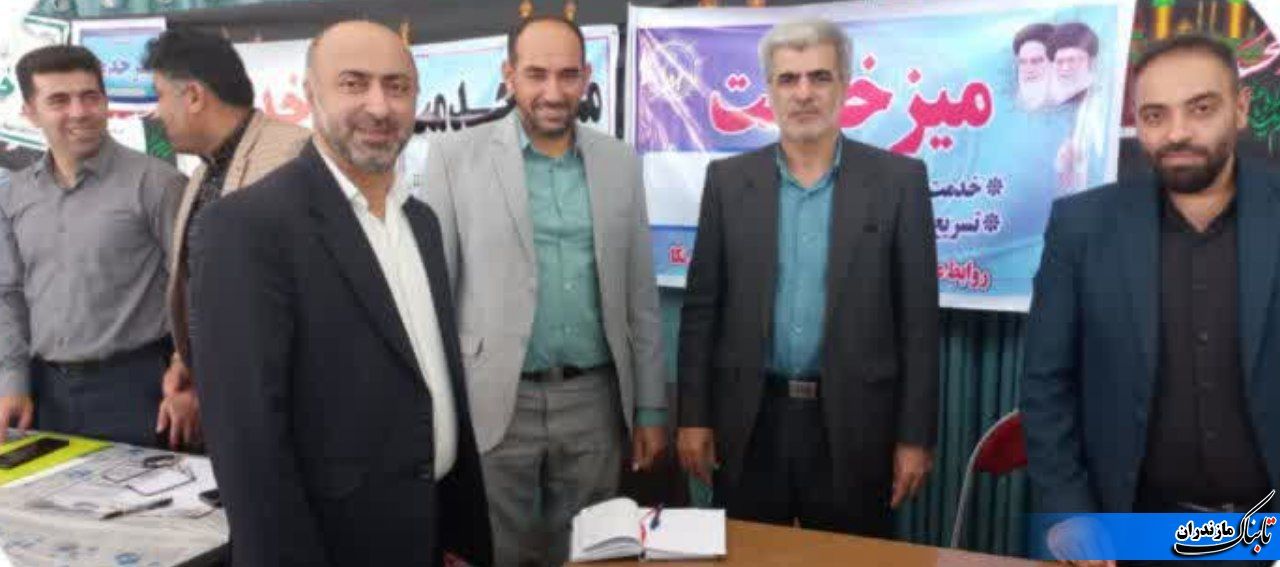 همزمان با دومین روز هفته‌ی دولت، میز خدمت دستگاه‌های دولت در نکا برگزار شد