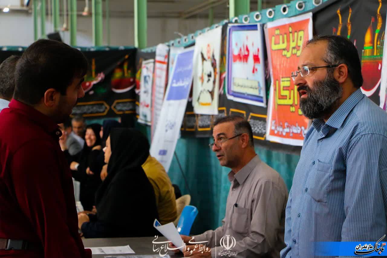 همزمان با دومین روز هفته‌ی دولت، میز خدمت دستگاه‌های دولت در نکا برگزار شد