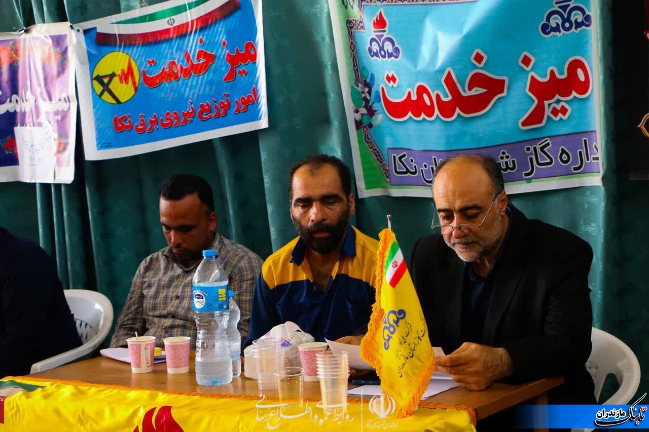 همزمان با دومین روز هفته‌ی دولت، میز خدمت دستگاه‌های دولت در نکا برگزار شد