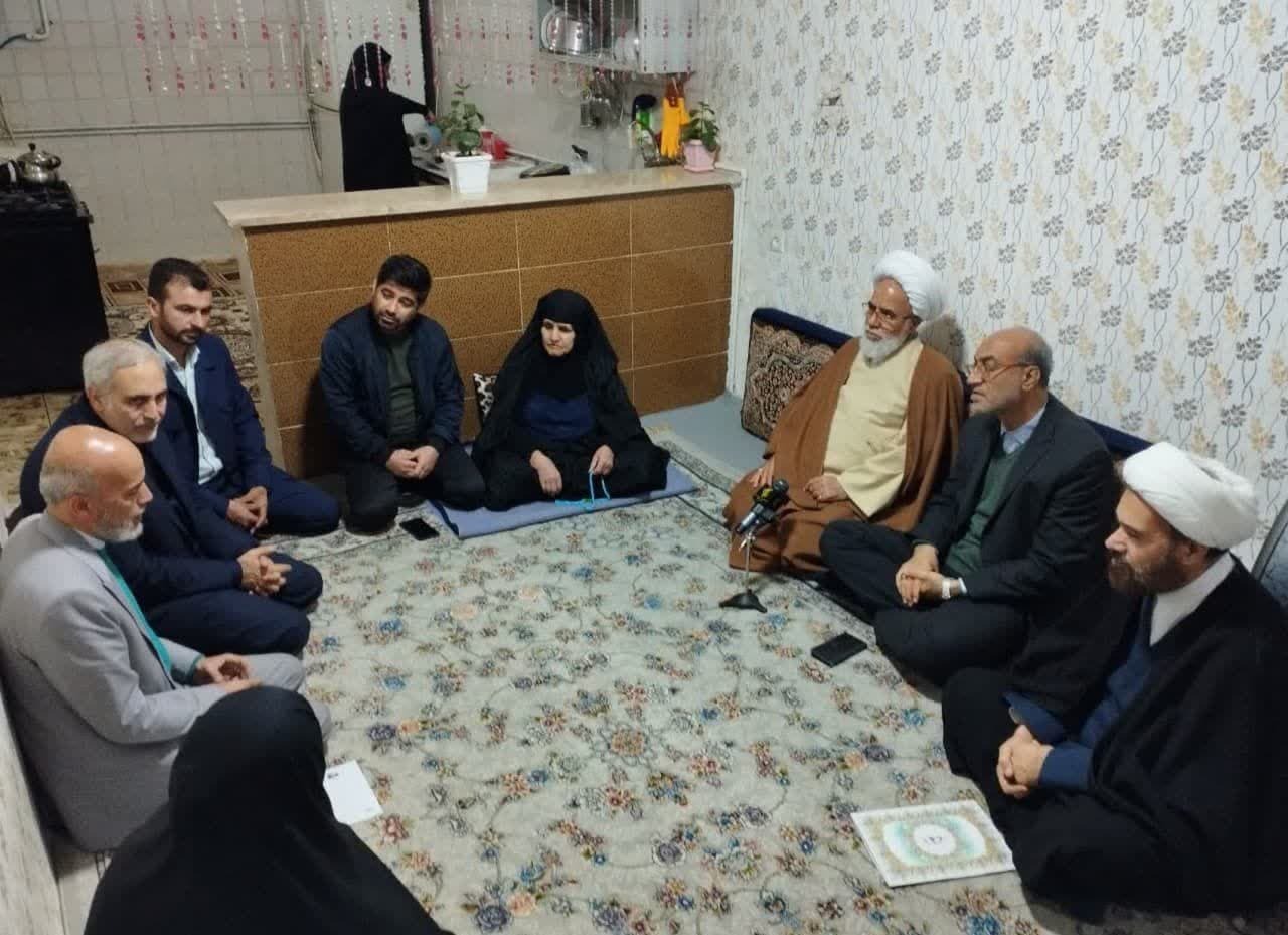 حضور امام جمعه و استاندار کرمانشاه در منزل شهید زنگنه