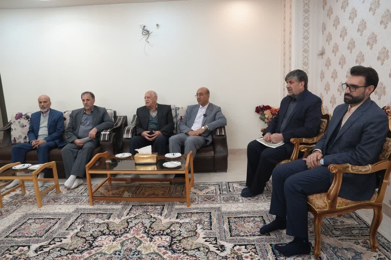 دیدار استاندار کرمانشاه با خانواده شهیدان کرمخانی و پاکیزان