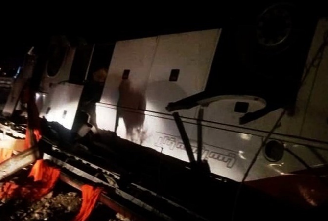 اتوبوس حامل دانش آموزان کرمانی واژگون شد/ ۶ نفر فوت کردند