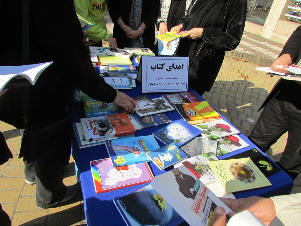 ترویج فرهنگ کتابخوانی با اهدای بیش از ۱۰۰ جلد کتاب در هفته کتاب و کتابخوانی+تصاویر ترویج فرهنگ کتابخوانی با اهدای بیش از ۱۰۰ جلد کتاب در هفته کتاب و کتابخوانی+تصاویر