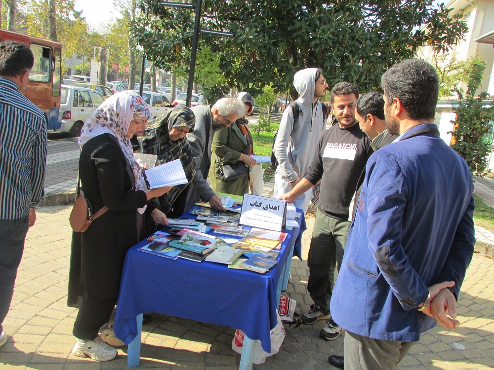 ترویج فرهنگ کتابخوانی با اهدای بیش از ۱۰۰ جلد کتاب در هفته کتاب و کتابخوانی+تصاویر ترویج فرهنگ کتابخوانی با اهدای بیش از ۱۰۰ جلد کتاب در هفته کتاب و کتابخوانی+تصاویر
