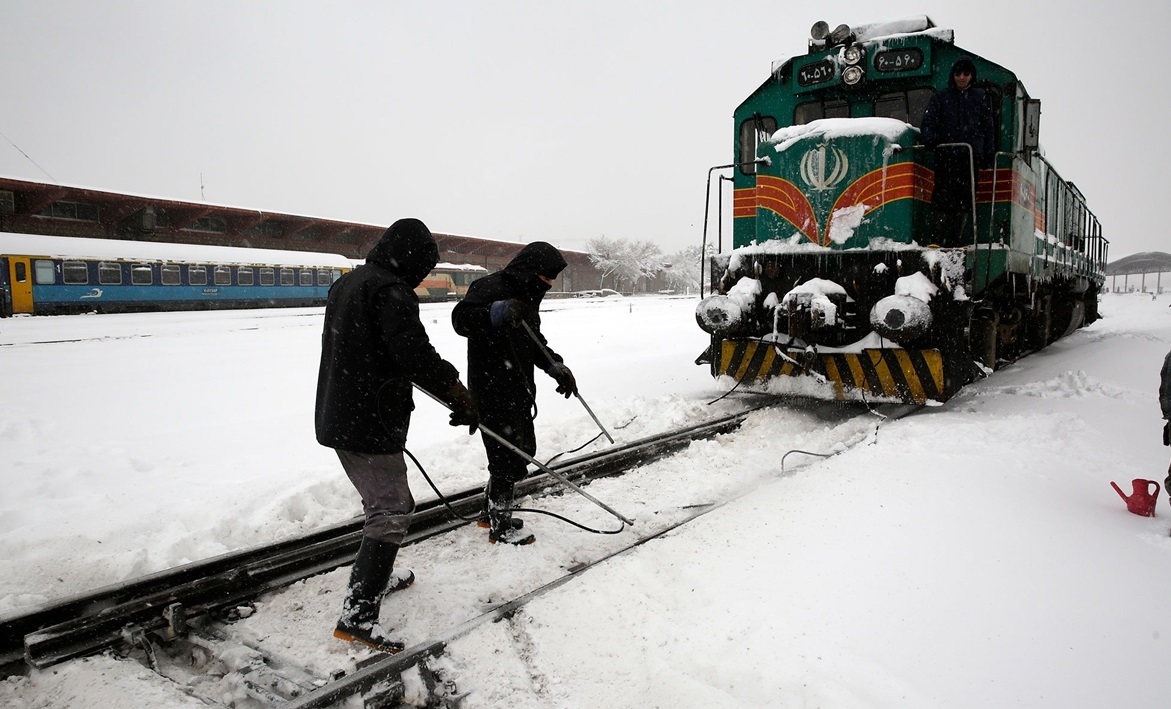 برف سنگین روی ریلها سبب لغو قطار سرخس- مشهد شد