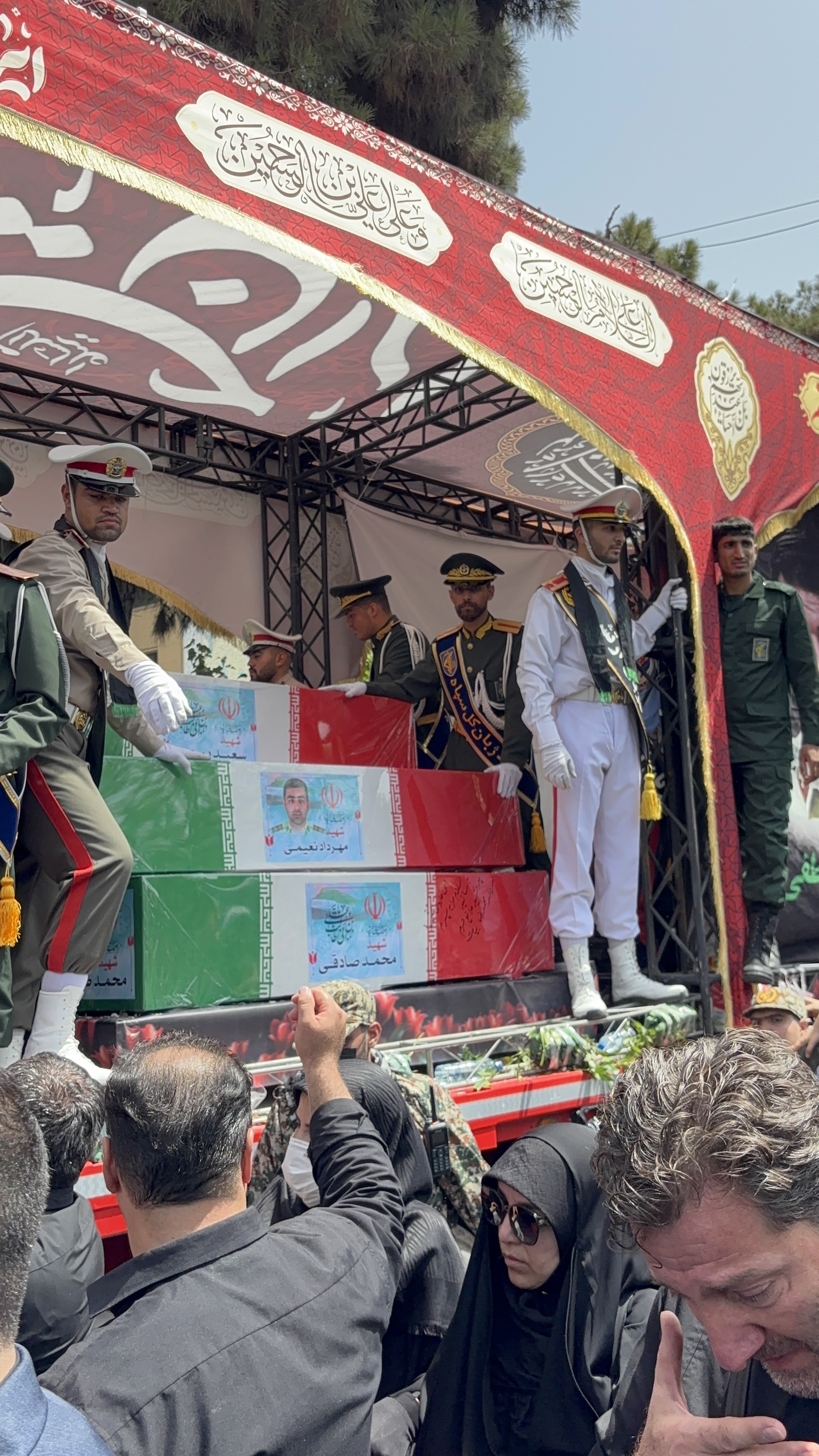 وداع با شکوه تهرانی ها با شهدای حمله رژیم صهیونیستی/ در حال تنظیم وداع با شکوه تهرانی ها با شهدای حمله رژیم صهیونیستی/ در حال تنظیم