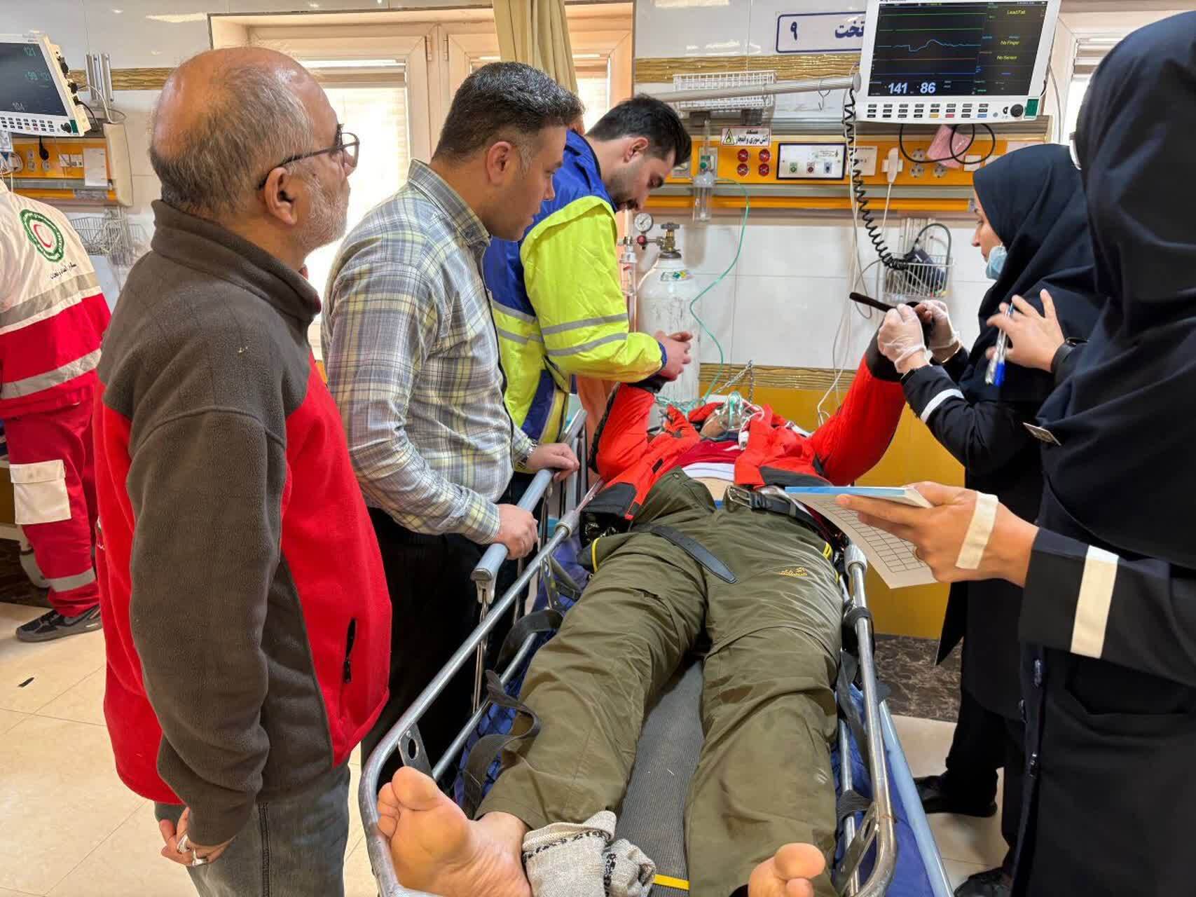 سقوط بالگرد هلالاحمر در اشترانکوه بر اثر از دست رفتن تعادل هنگام فرود / حال مصدومان رو به بهبود است سقوط بالگرد هلالاحمر در اشترانکوه بر اثر از دست رفتن تعادل هنگام فرود / حال مصدومان رو به بهبود است