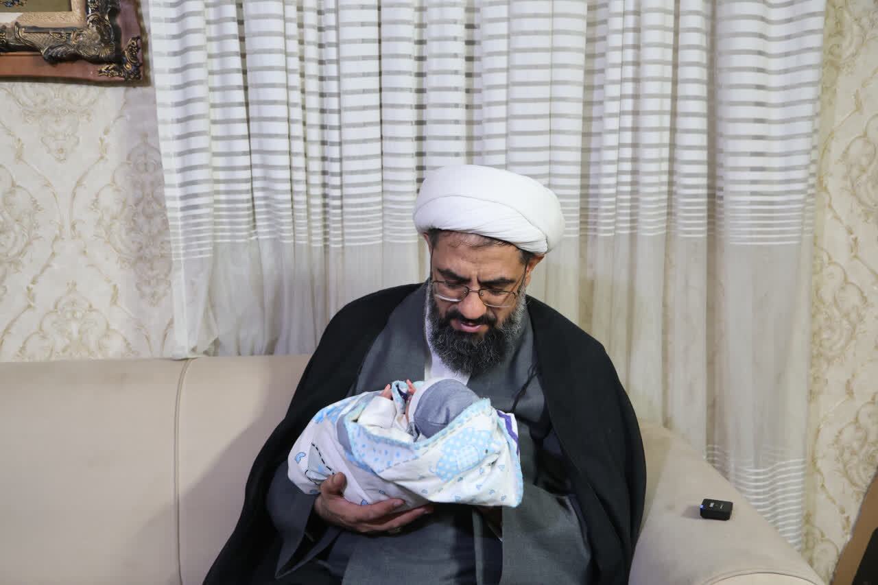 حضور آیت الله در منزل زنده یاد مهدی رستگار معلم فداکار/ قرائت اذان به نیابت از پدر + فیلم حضور آیت الله در منزل زنده یاد مهدی رستگار معلم فداکار/ قرائت اذان به نیابت از پدر + فیلم