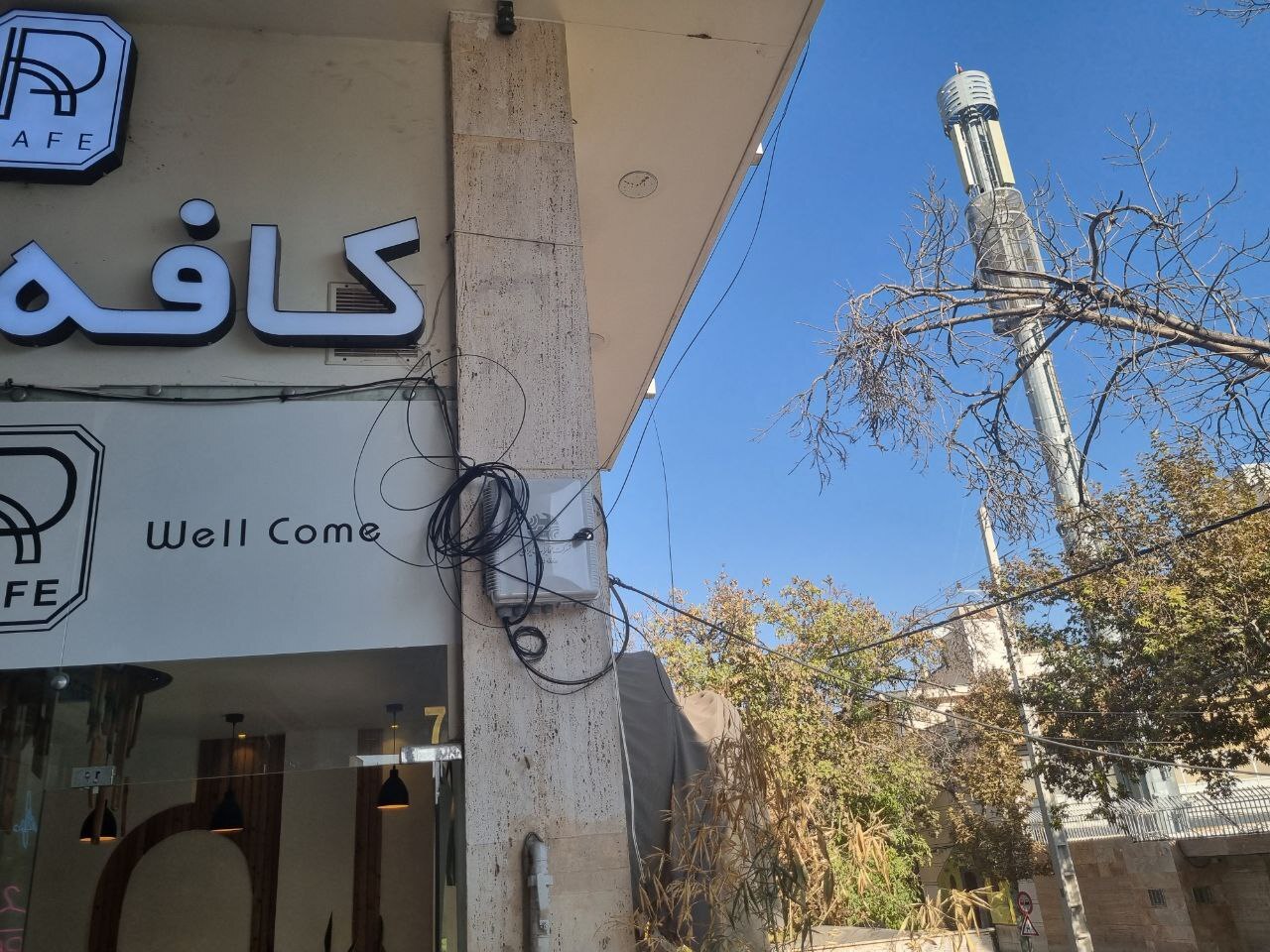 به بهانه توسعه، مخابرات به جان شهر افتاد! به بهانه توسعه، مخابرات به جان شهر افتاد!